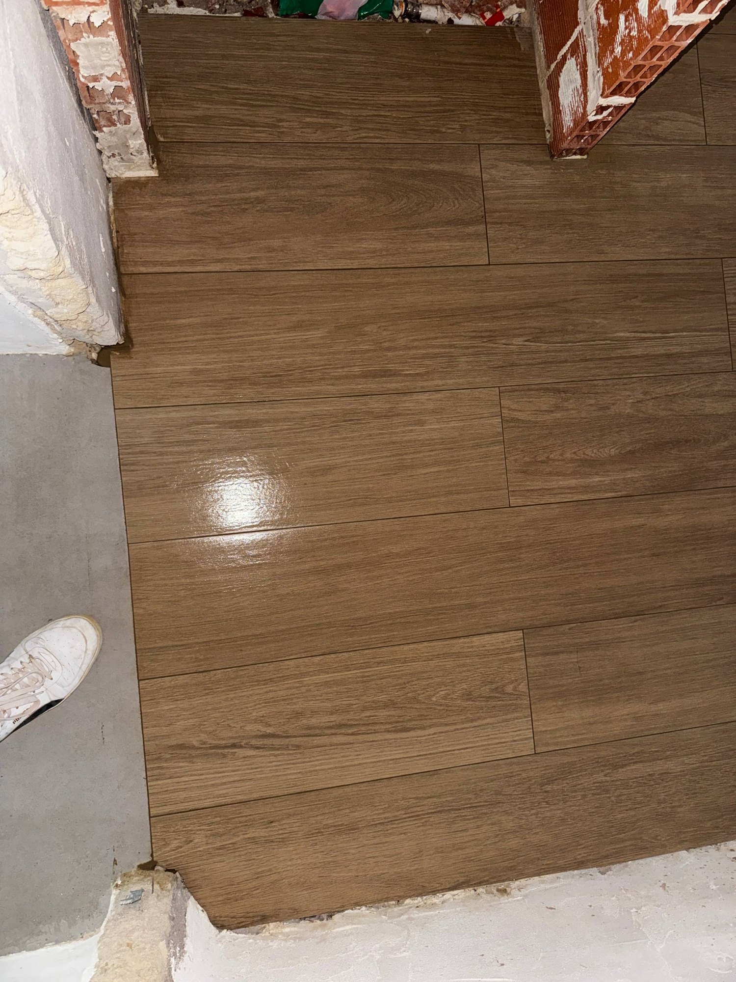 Suelo interior alicatado con acabado efecto madera