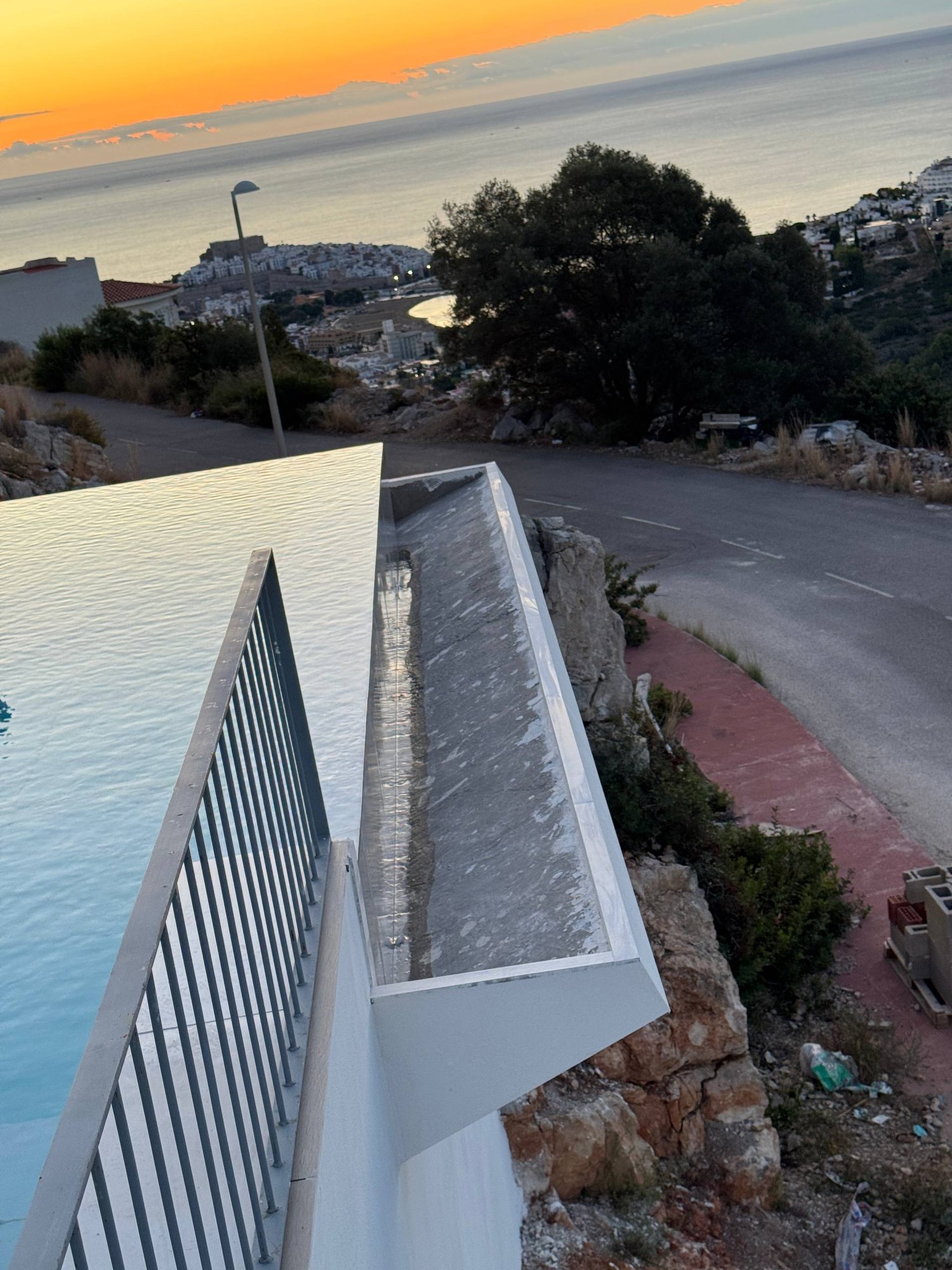 Piscina terminada con jardín y vistas al mar