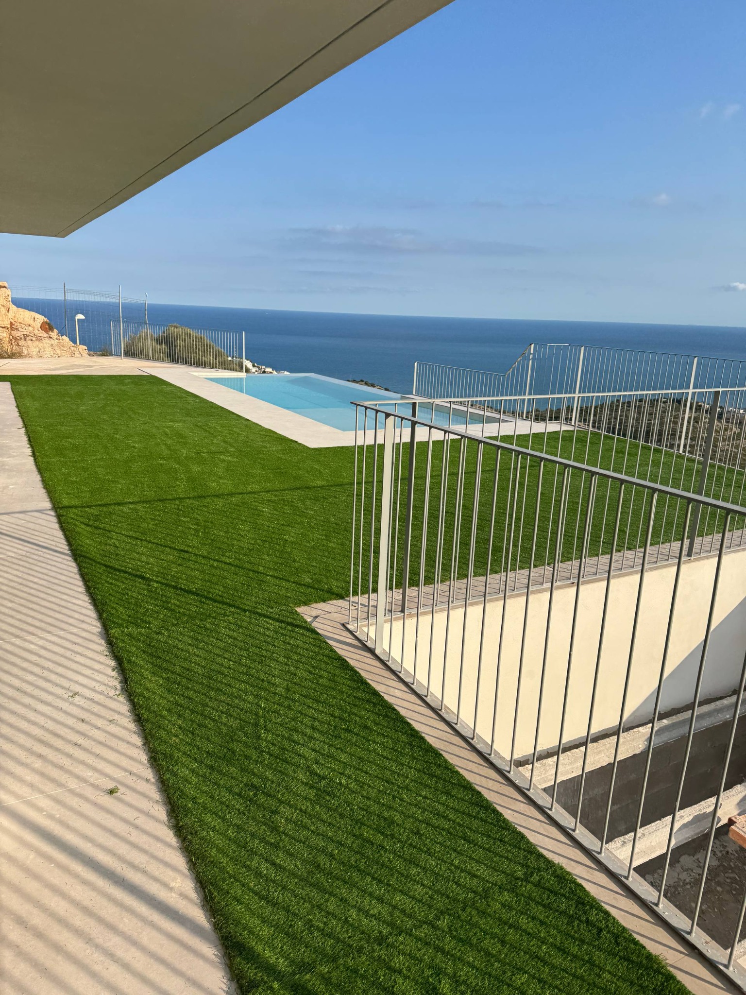 Terraza y piscina
